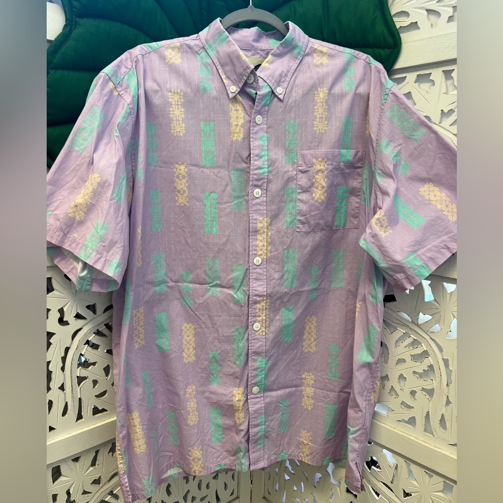 Men’s Yiume Hawaiian quilt print aloha polo shirt. Color: lavender. Size L.